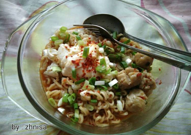 Indomie pedas telor baso