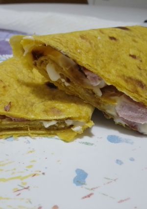 Foto di Piadina alla curcuma farcita