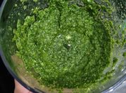 Una foto de pesto de albahaca