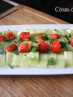 Una foto de Ensalada de aguacate, pepino y fresa