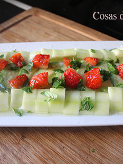 Una foto de Ensalada de aguacate, pepino y fresa