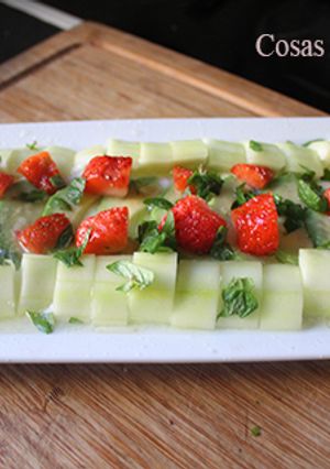 Foto principal de Ensalada de aguacate, pepino y fresa