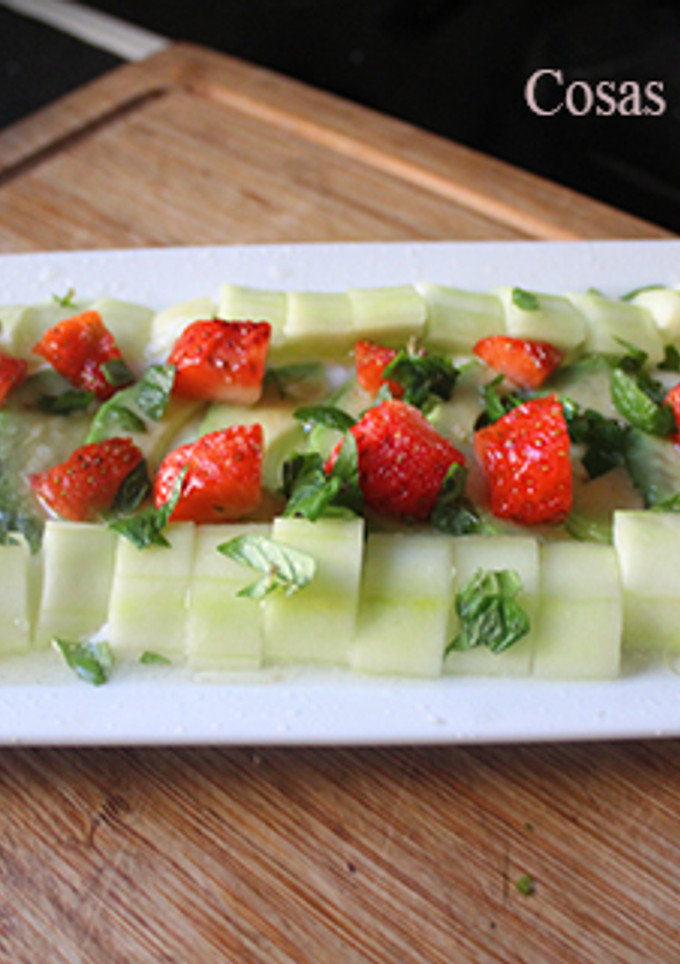 Una foto de Ensalada de aguacate, pepino y fresa