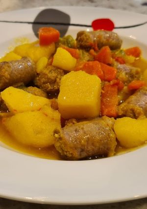 Foto principal de Salchichas guisadas con patatas y zanahorias