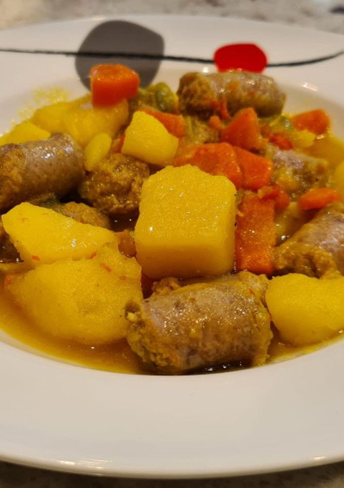 Una foto de Salchichas guisadas con patatas y zanahorias