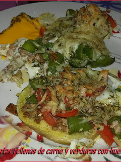 Una foto de Patatas rellenas de carne y verduras con huevo