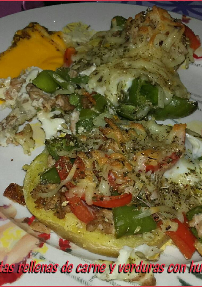 Una foto de Patatas rellenas de carne y verduras con huevo
