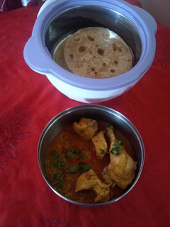 Tandoori csirke curry Chapattival (indiai laposkenyér) recept fotója