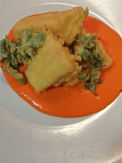 Una foto de Bacalao en tempura con salsa de piquillo