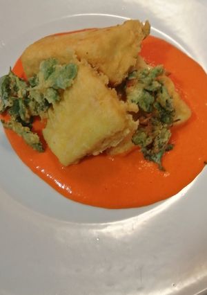 Una foto de Bacalao en tempura con salsa de piquillo