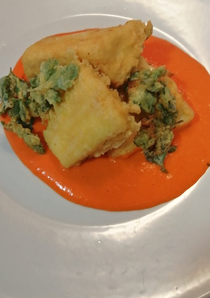 Una foto de Bacalao en tempura con salsa de piquillo