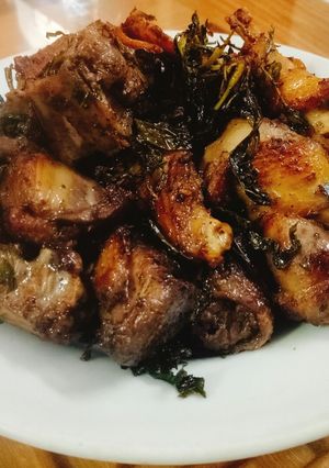 Hình của món Bồ câu rang rau răm.