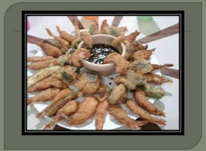 Una foto de Camarones empalizados con panko y verduras con tempura