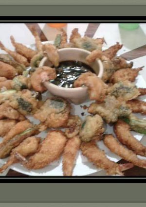 Una foto de Camarones empalizados con panko y verduras con tempura