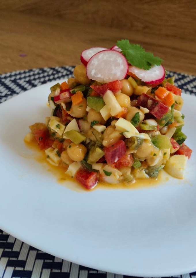 Una foto de Ensalada de garbanzos con salsa ravigote