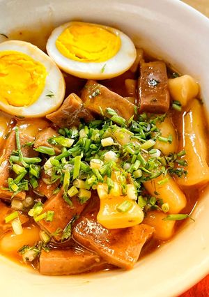 Hình của món Tteobokki Hàn Quốc kết hợp GIÒ BÒ ngày Tết (super easy).