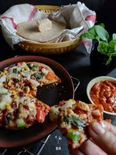 ওভার লোডেড পিৎজা(over loaded pizza recipe in bengali) রেসিপির প্রধান ছবি