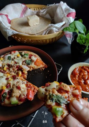 ওভার লোডেড পিৎজা(over loaded pizza recipe in bengali) রেসিপির প্রধান ছবি