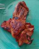 Bistecs de cerdo en salsa de chile guajillo. ॐ