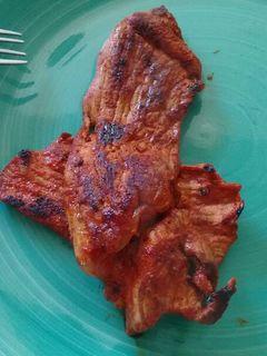 Una foto de Bistecs de cerdo en salsa de chile guajillo. ॐ