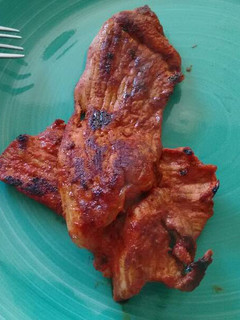 Una foto de Bistecs de cerdo en salsa de chile guajillo. ॐ
