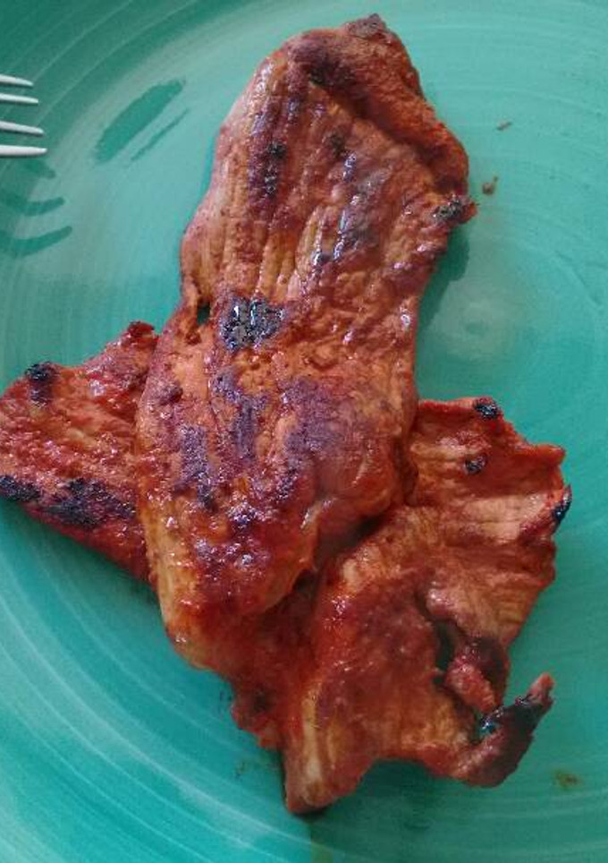 Una foto de Bistecs de cerdo en salsa de chile guajillo. ॐ