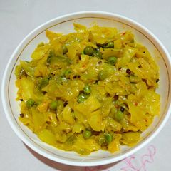A picture of Patta gobhi matar.