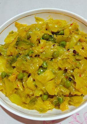 A picture of Patta gobhi matar.