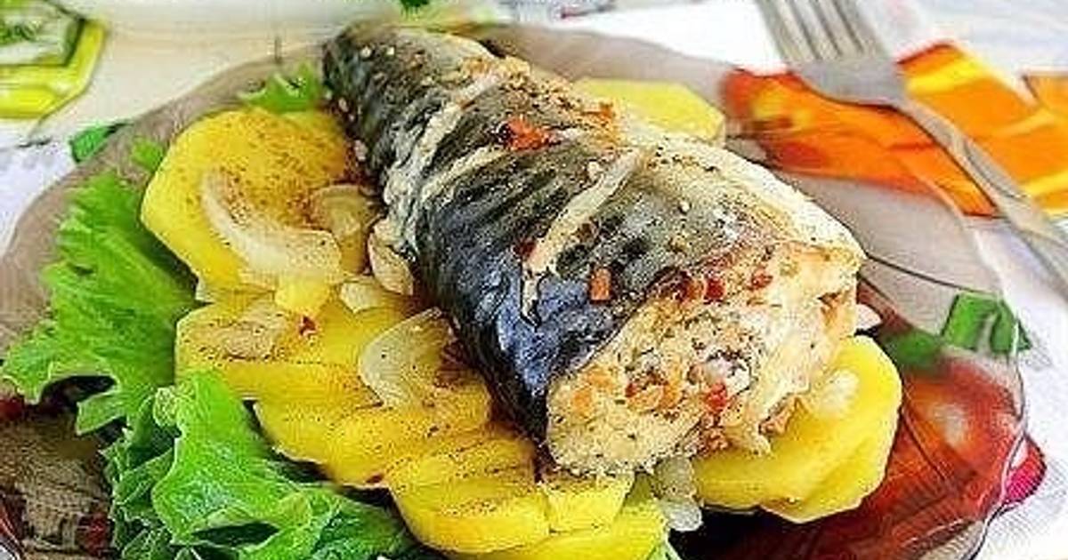 Запеченная скумбрия с картошкой в сливках