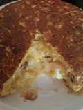 Tortilla de papa rellena de queso y jamón