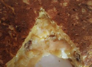 Una foto de Tortilla de papa rellena de queso y jamón