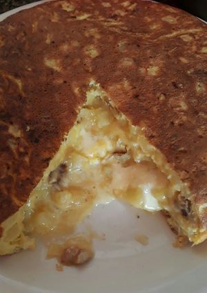 Una foto de Tortilla de papa rellena de queso y jamón