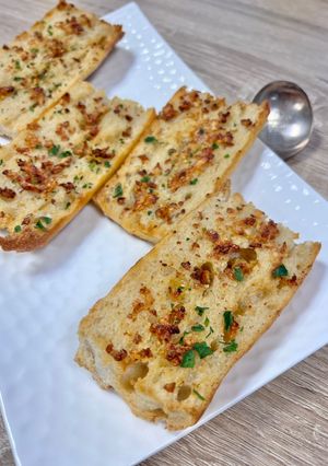 Une photo de Garlic bread ou pain à l’ail à l’air fryer