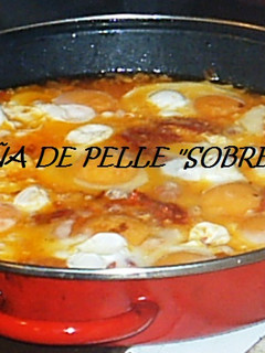 Una foto de Pimientos al pil-pil con huevos escalfados