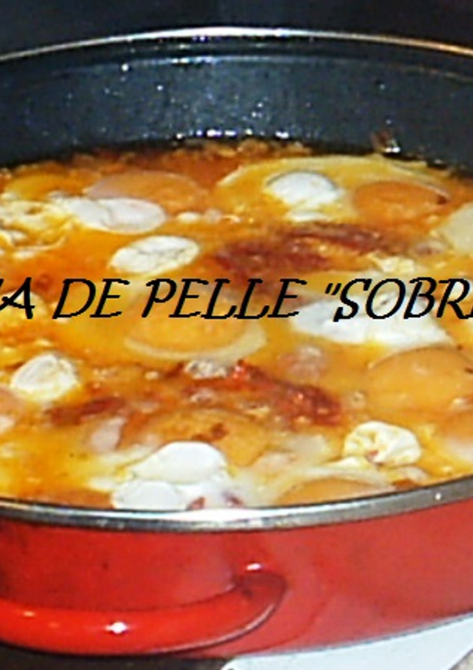 Una foto de Pimientos al pil-pil con huevos escalfados