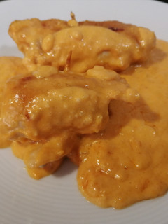 Una foto de Rollitos de pollo y bacon en salsa de almendra