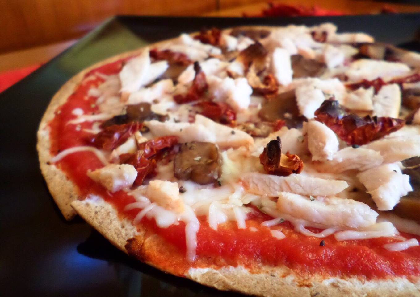 Pizza de fit de pollo y champiñones