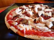 Una foto de pizza de tomates secos