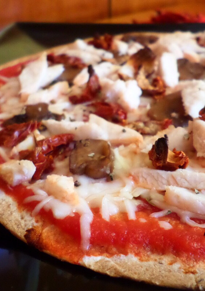 Una foto de Pizza de fit de pollo y champiñones