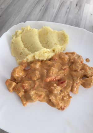 Csípős tejszínes csirke burgonyapürével recept fotója