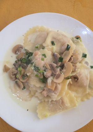Una foto de Sorrentinos con crema y champignones