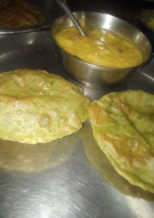 पालक पूरी और मूंगदाल (palak puri aur moong dal recipe in Hindi) रेसिपी मुख्य फोटो