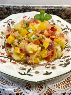 Una foto de Ensalada campera con naranja y salmón ahumado