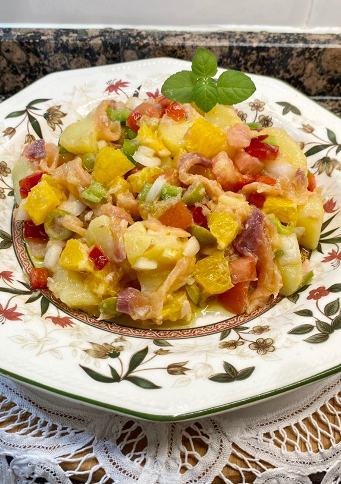 Una foto de Ensalada campera con naranja y salmón ahumado