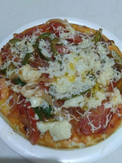 रोटी पिज़्ज़ा (Roti pizza recipe in Hindi) रेसिपी मुख्य फोटो