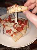 Pizza con dos quesos y tomate fresco