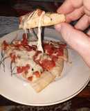 Pizza con dos quesos y tomate fresco