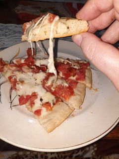 Una foto de Pizza con dos quesos y tomate fresco