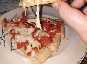 Una foto de Pizza con dos quesos y tomate fresco