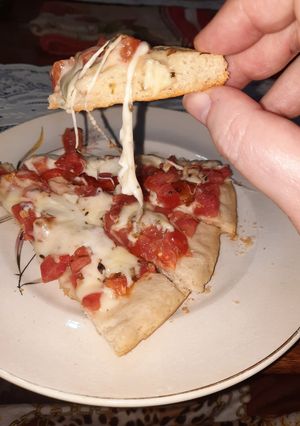Una foto de Pizza con dos quesos y tomate fresco